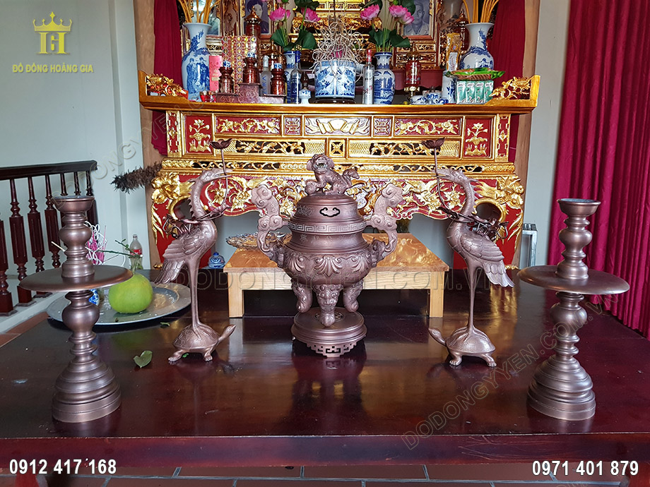 Kh&ocirc;ng chỉ gi&uacute;p l&agrave;m đẹp kh&ocirc;ng gian thờ c&uacute;ng, vật phẩm n&agrave;y c&ograve;n gi&uacute;p thể hiện sự hiếu k&iacute;nh của co ch&aacute;u đối với thế hệ cha &ocirc;ng đi trước